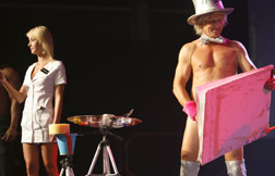 Pricasso mostra como usa o p�nis para pintar na Expo Sexo de Johannesburgo