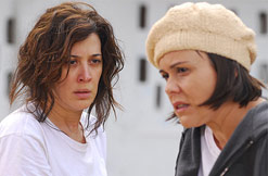 Claudia Raia e Giulia Gam em cenas da novela