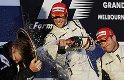 Button e Barrichello não contêm euforia e vibram com chefe Ross Brawn no pódio